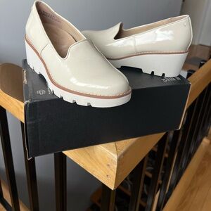 Women’s Vionic Willa Ivory Patent Leather Wedge water repellent Sz 6.5 NIB